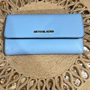 Micheal Kors women wallet lightly used great condition overall